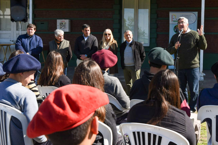 Entrega de minibús en Las Flores