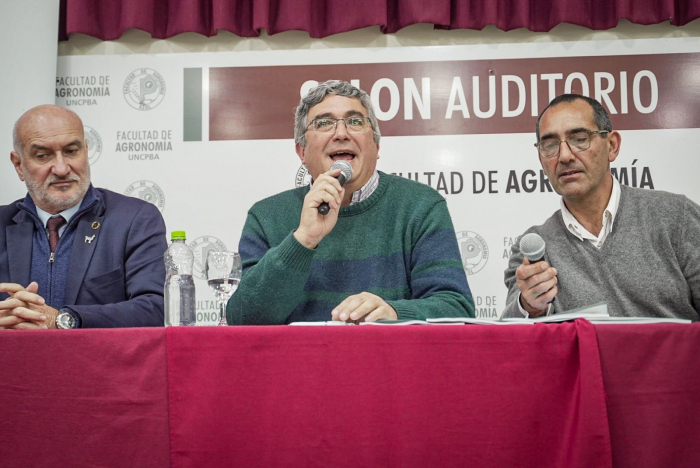 Javier Rodríguez en Azul durante la presentación de la edición número 13 de la Revista MDA. 