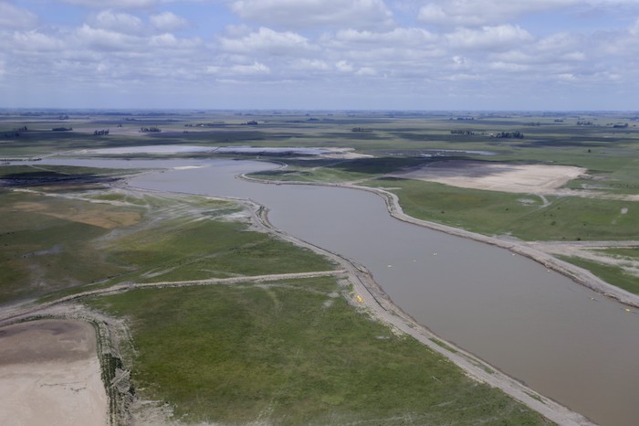 Kicillof recorrió las obras del Río Salado y se reunió con productores locales