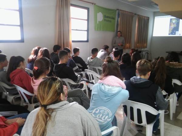 con estudiantes en la Chacra de Tres Arroyos