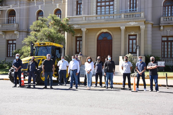 El MDA entregó en Benito Juárez la primera maquinaria del Plan de Mejoras de Caminos Rurales