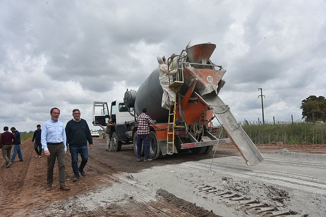 Rodríguez entregó maquinaria y recorrió obras en la RP N° 50