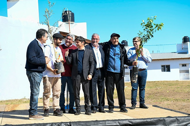 El gobernador Axel Kicillof y el ministro Javier Rodríguez entregaron frutales