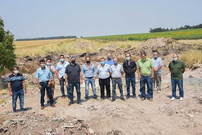 Rodríguez recorrió las obras y se reunió con productores rurales de Lobería