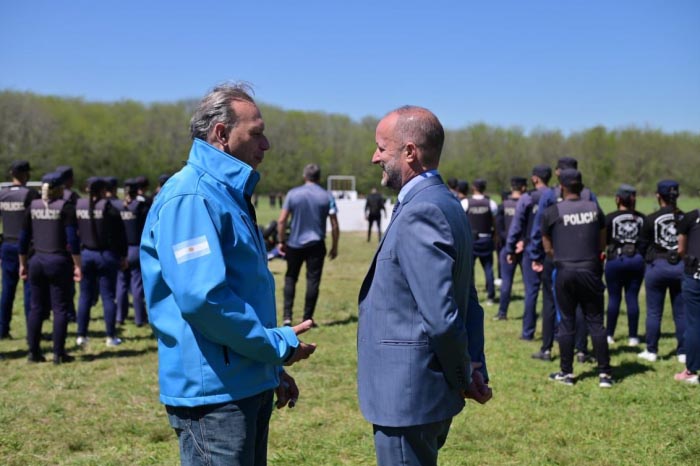 El jefe de Gabinete y el ministro de Seguridad durante el ejercicio en la Escuela de Policía Juan Vucetich.