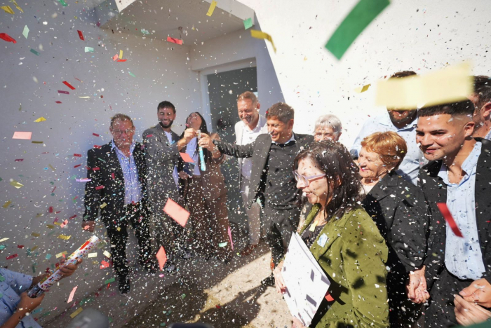 Entrega de viviendas en Lincoln Viviendas, casamiento y felicidad en Lincoln