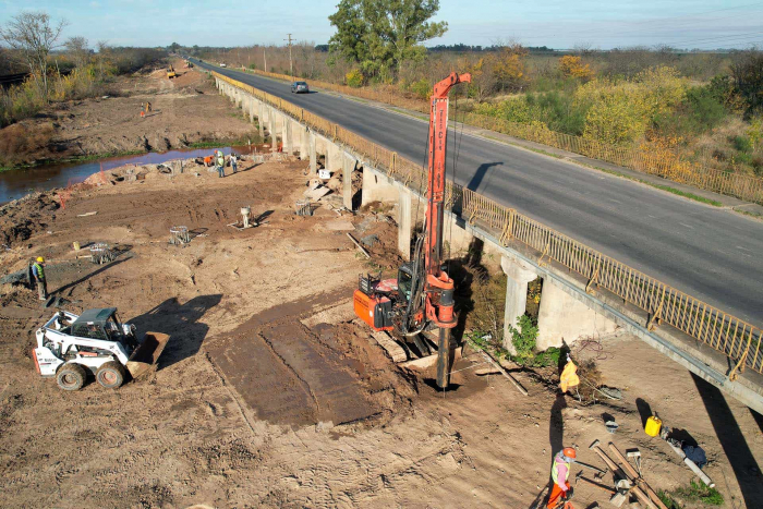 Brandsen: Continúa la reconstrucción de un puente sobre el Río Samborombón