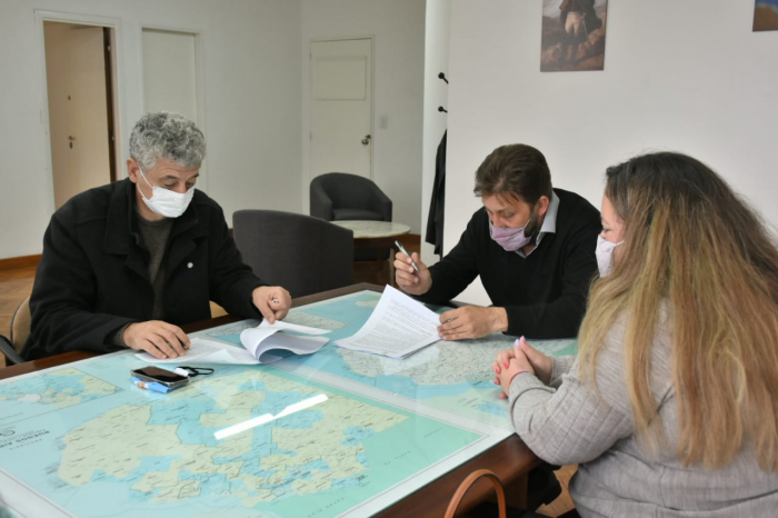 Diego Menéndez en la firma de los convenios Diego Menéndez en la firma de los convenios
