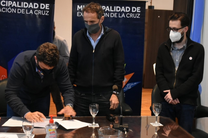 Simone y Katopodis en la firma