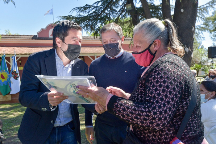 Entrega de escrituras en Esteban Echeverría