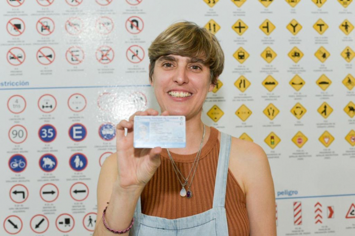 primera licencia de conducir de identidad no binaria
