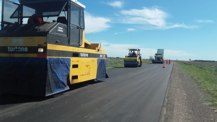 maquinaria vial en ruta