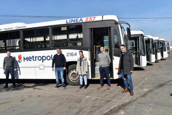 Transporte recibió cinco colectivos que se convertirán en vacunatorios móviles