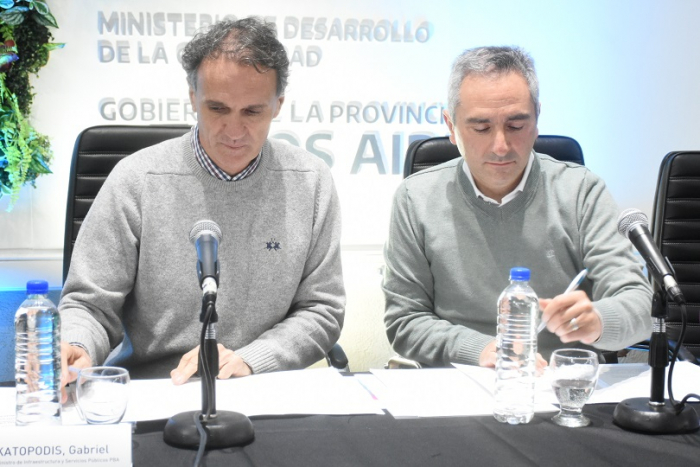 Katopodis y Larroque en la firma del programa