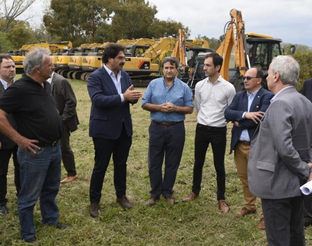 Sarquis en la entrega de maquinaria