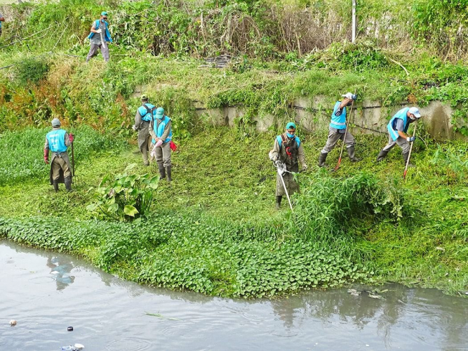 Operativos de limpieza en arroyos, canales y zanjas de distintas localidades 