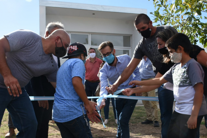 Con la presencia del ministro Simone, la Provincia entregó  viviendas en Tornquist