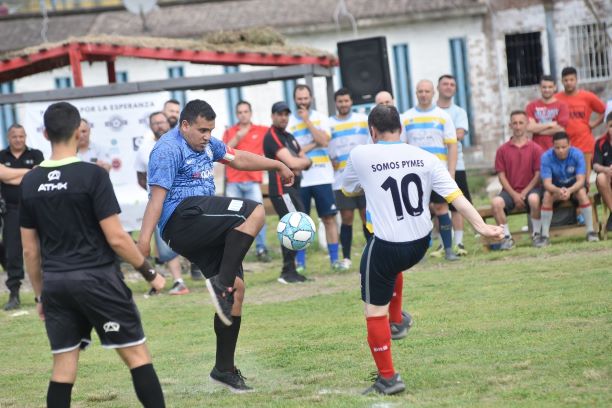 Organizamos un torneo de fútbol inclusivo: penitenciarios e internos se enfrentarán en la final en una cárcel de Florencio Varel