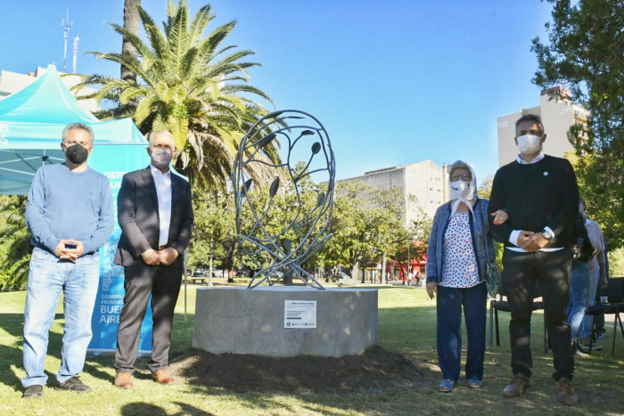 INAUGURARON UNA ESCULTURA EN HOMENAJE A LAS MADRES DE PLAZA DE MAYO