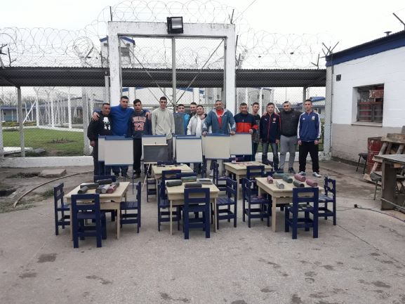 Fabricamos mobiliario y los donamos a un jardín de infantes de Ituzaingó