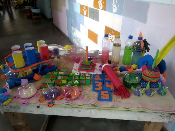 Donamos juegos didácticos a niños con autismo fabricados por internos de La Matanza