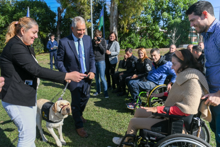 Entregan perros de asistencia adiestrados por personas privadas de la libertad