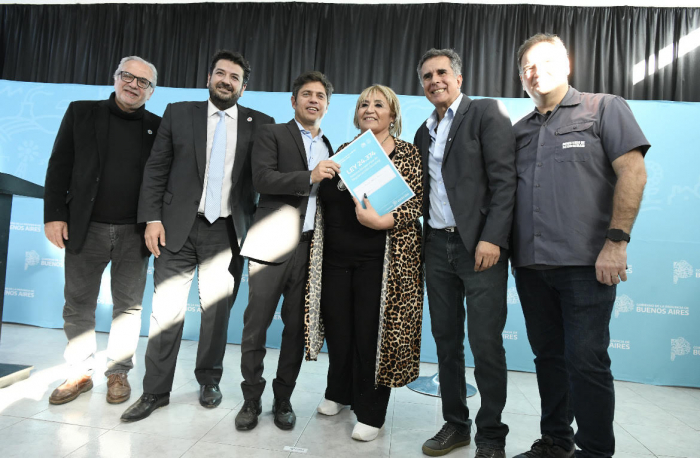 Además, el Gobernador entregó una ambulancia y patrulleros para fortalecer la seguridad de todo el distrito de Rivadavia
