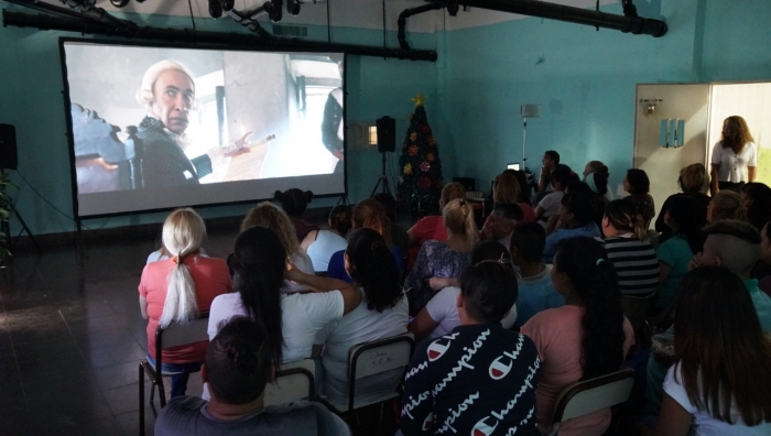 Inauguraron una videoteca con más de 500 películas en una de las cárceles de mujeres de Los Hornos