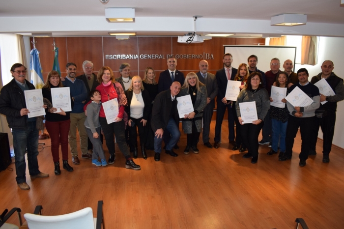 LOS VECINOS DEL EX BARRIO DE CANO FUNES DE LOS HORNOS RECIBIERON SUS ESCRITURAS