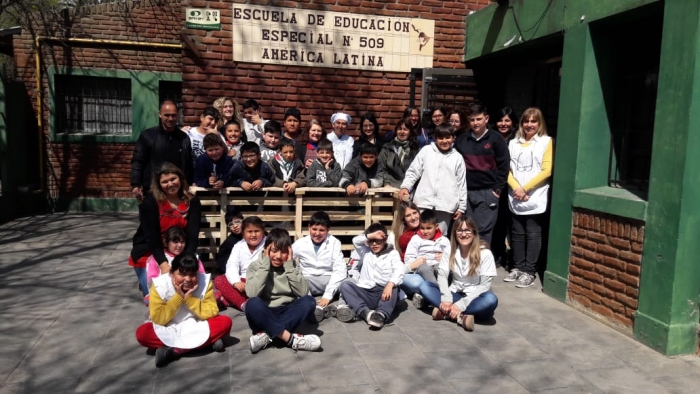 Donamos mobiliario fabricado por internos a una escuela especial de Batán 