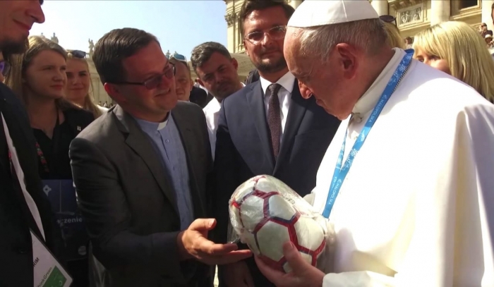 Enviamos al Papa Francisco una pelota confeccionada por internos de la cárcel de Trenque Lauquen