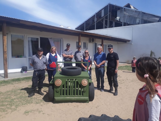 Fabricamos y donamos un jeep de madera para un jardín de infantes