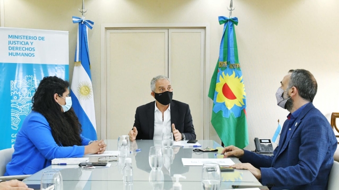 Julio Alak, firmó este jueves un convenio de colaboración con el presidente del Patronato de Liberados, Aníbal Hnatiuk, y la dir