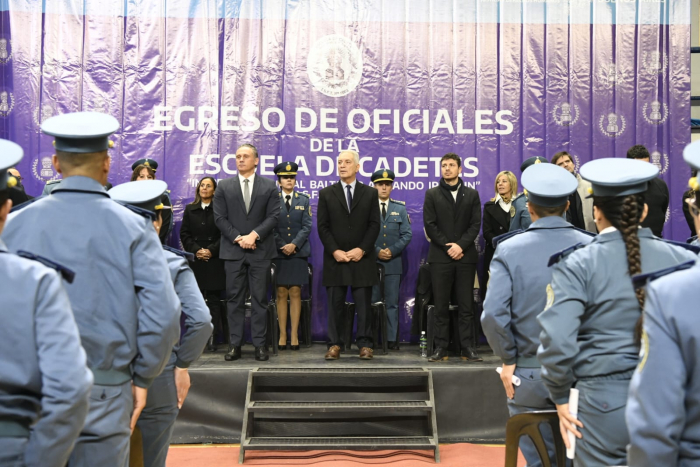 En esta oportunidad se recibieron de oficiales con la orientación Seguridad Institucional 249 cadetes, 112 mujeres y 137 hombres