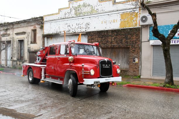 Restauramos una autobomba modelo 1957 de los bomberos voluntarios de Mercedes