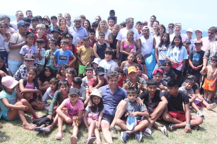 Correa y Kicillof junto a niños y niñas en Chapadmalal