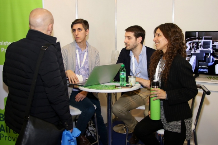 Emprendedores y empresarios se capacitan sobre el programa Mejora Productiva en el Stand del Ministerio de Producción Bonaerense