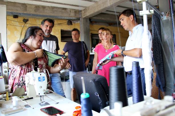 Emprendedora muestra calidad del producto textil