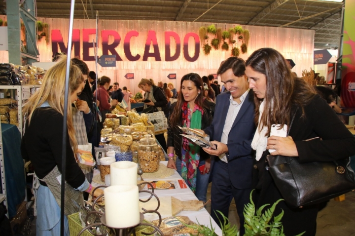 Productores bonaerenses exponen sus productos. El Ministro Javier Tizado recorre la feria.