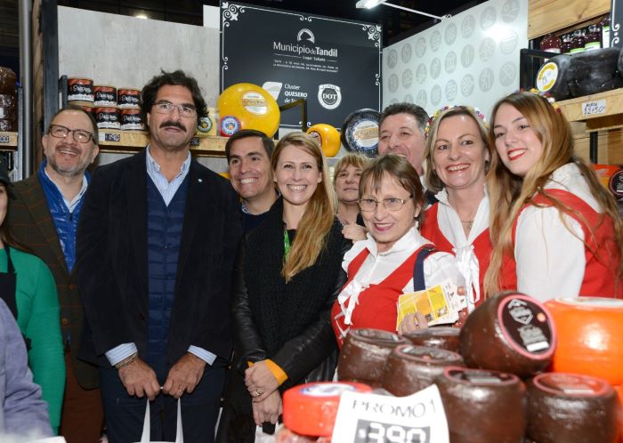 Fabian Perechodnik, Leonardo Sarquís, Javiert Tizado y Martina Pikielny junto a productores y expositores bonaerenses