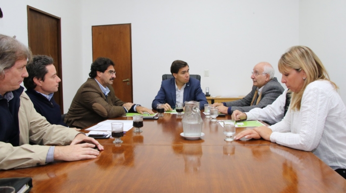 Imagen de firma del convenio. Ministros Tizado, Sarquís y Sanchez Zinny con autoridades empresarias.