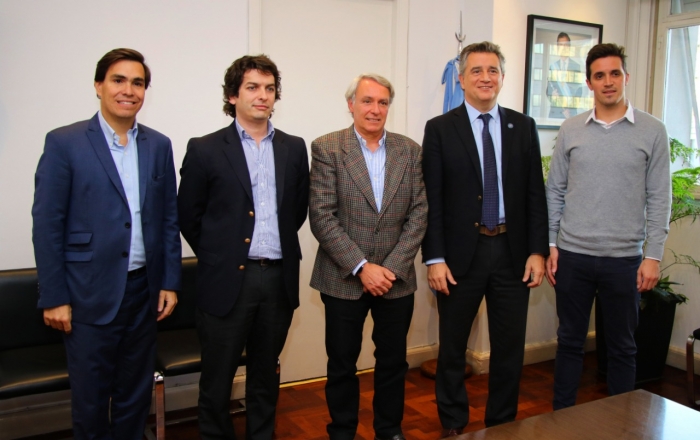 Funcionarios firmantes del acuerdo.