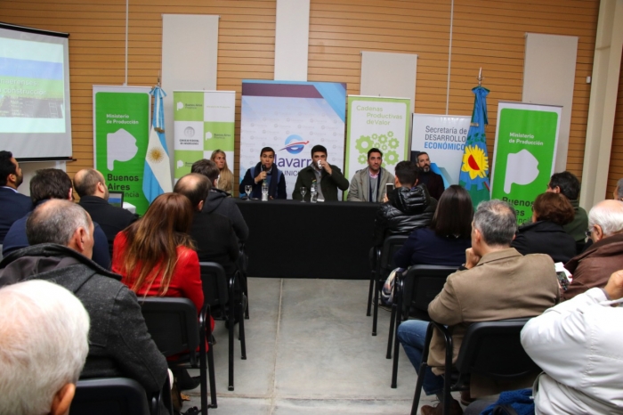 El Ministro Javier Tizado y el Intendente Javier Galli, acompañado de otros funcionarios provinciales realizan la presentación
