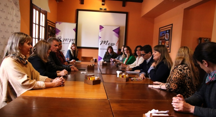 Mujeres emprendedoras de Bahía Blanca reunidas junto al ministro Tizado y el intendente Gay