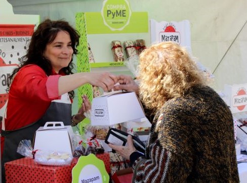 Los vecinos de Lanús disfrutaron de una nueva edición del Mercado Gourmet con 27 PyMEs regionales