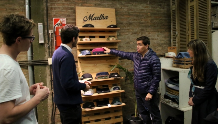 Los emprendedores de la firma "Martha" exhiben sus productos al Ministro Javier Tizado