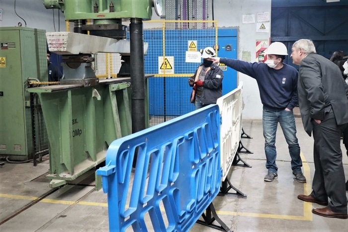 Jorge D'Onofrio con trabajadores del INTI.