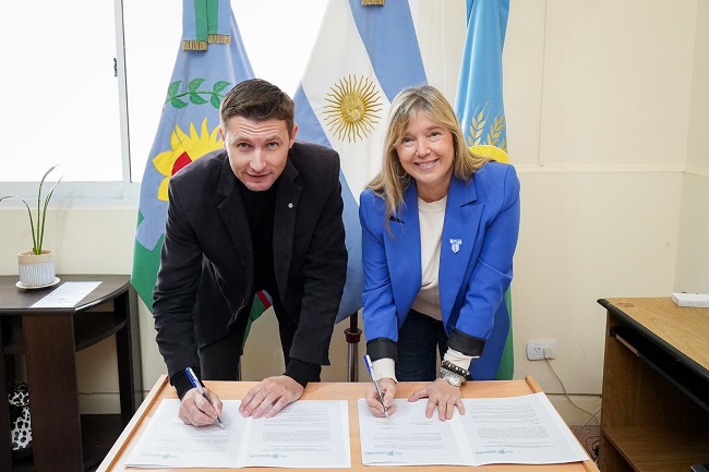 Alvarez Rodríguez firmó un convenio para acompañar la organización de eventos productivos en Alem Alvarez Rodríguez firmó un convenio para acompañar la organización de eventos productivos en Alem