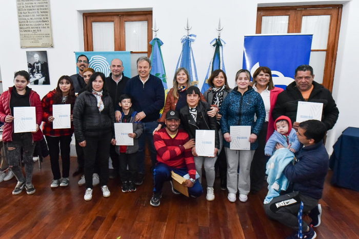 Vecinos de Almirante Brown recibieron sus actas de inscripción tardía 