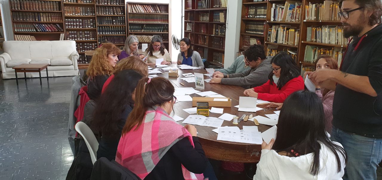 SE REALIZARON LOS ENCUENTROS DEL TALLER DE ENCUADERNACIÓN EN LA BIBLIOTECA